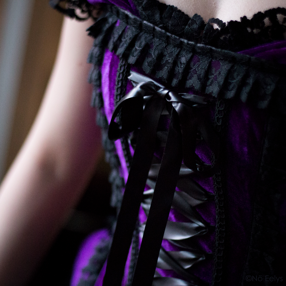 Close up sur le Corset gothique victorien en velours violet avec dentelle et lacets en satin noir Vintage Corsets acheté sur Blue Raven
