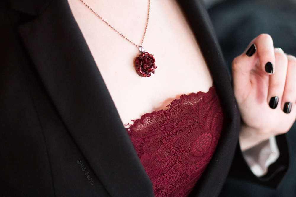 Collier rose rouge Globule et débardeur rouge en dentelle Morgan avec blazer Carole, inspiration mode gothique romantique / Corporate Goth
