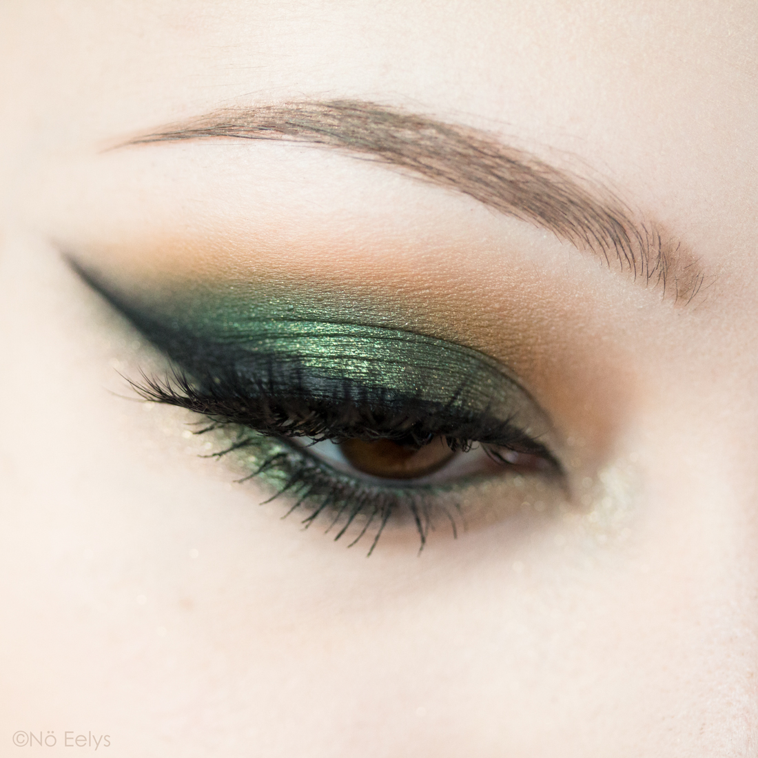 Maquillage d'inspiration gothique avec la nouvelle palette Fetish Kat Von D beauty, maquillage vert avec le fard Shibari et Fixation (close up)