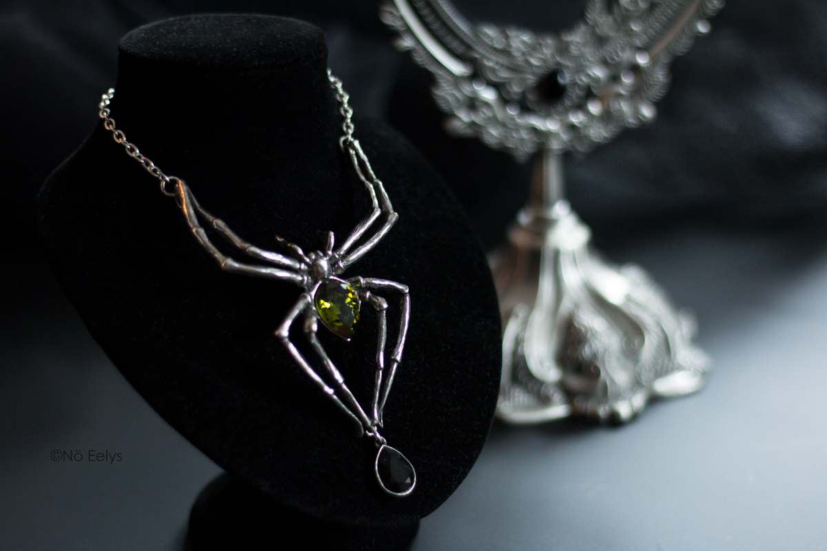 Le collier Emerald Venom Alchemy Gothic (collier gothique en forme d'araignée avec un cristal de swarowski vert) Le Boudoir de Nö Eelys