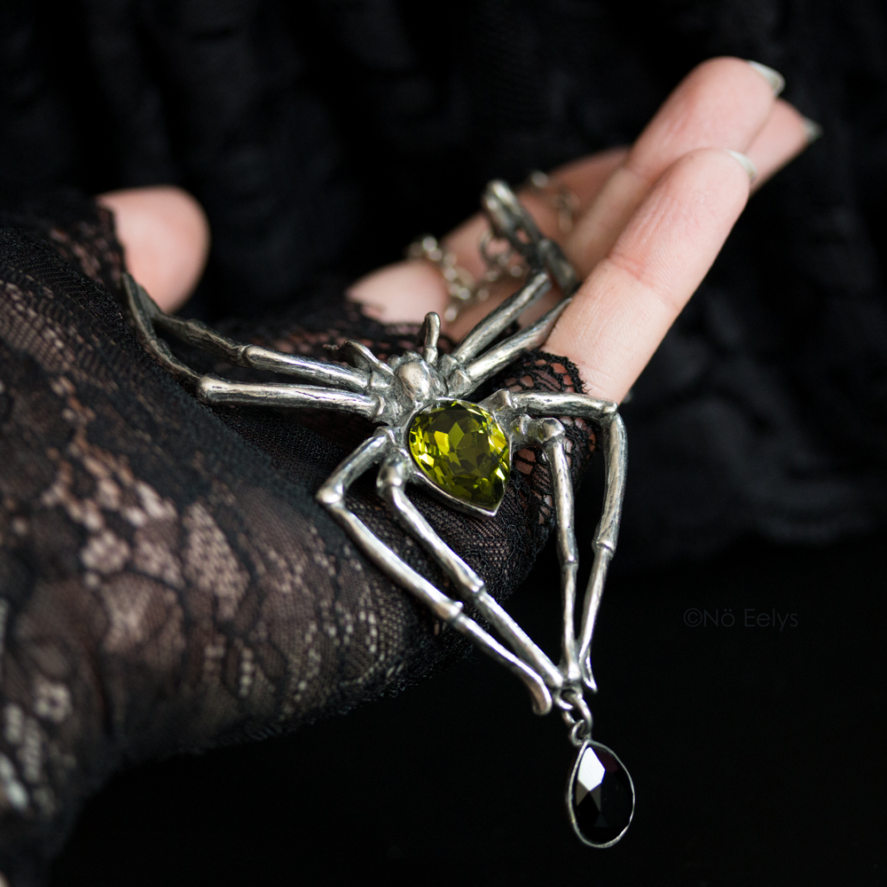 Détail du collier Emerald Venom Alchemy Gothic (collier en forme d'araignée avec cristal de swarowski vert) Le Boudoir de Nö Eelys