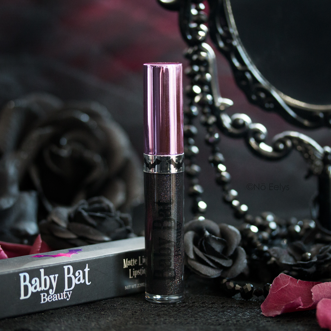 Rouge à lèvres liquide noir mat à paillettes : Bewitched de Baby Bat Beauty, maquillage gothique vegan et cruelty-free (revue et swatchs)