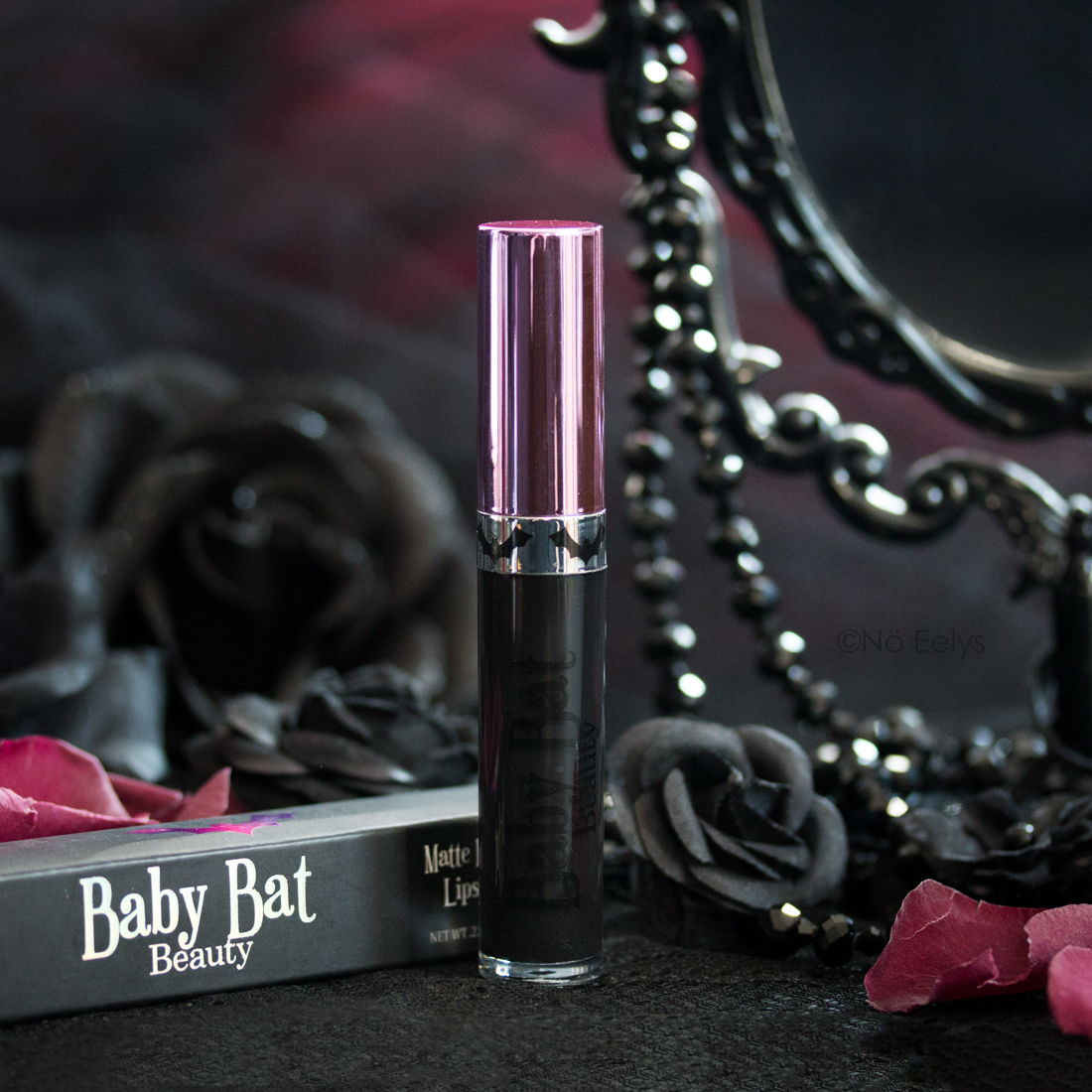 Un des meilleurs rouges à lèvres liquides noirs mats : Raven de Baby Bat Beauty, maquillage gothique vegan et cruelty-free (revue et swatchs)