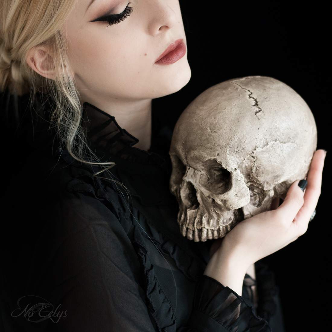 Déco gothique et victorienne : réplique de crâne humain fait main par Vicious Noodles, photo par Nö Eelys du blog Le Boudoir de Nö