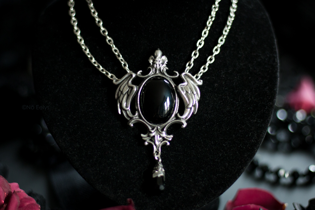 Zoom sur le collier Seraph of Darkness, collier gothique de la marque Alchemy Gothic (Alchemy England), acheté sur Blue Raven