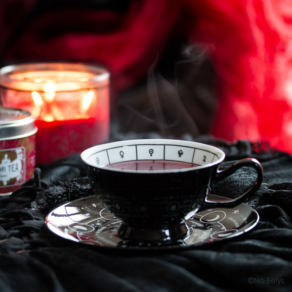 Mon avis sur la tasse Cosmic Tea Cup & Saucer Killstar, set de thé noir inspiration gothique et astrologique