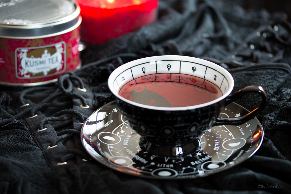 Tasse de thé gothique astrologique noire Killstar Cosmic Tea Cup, mon avis par Le Boudoir de No Eelys blog gothique