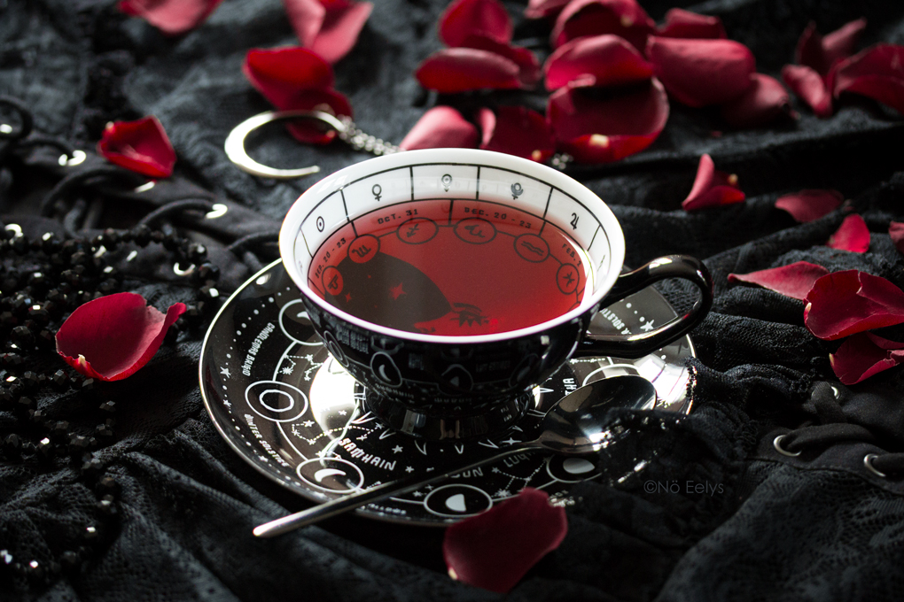 Tasse d'inspiration gothique noire aux motifs astrologiques, Cosmic Tea Cup Killstar, mon avis