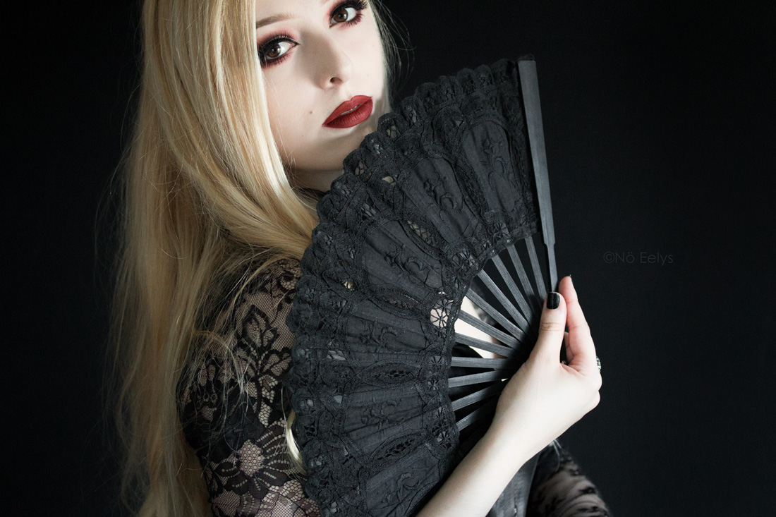 Le grand éventail en dentelle noire gothique Dark in Love (Victorian Gothic Black Lace Royal Fan) par le Boudoir de Nö, blog gothique par Nö Eelys