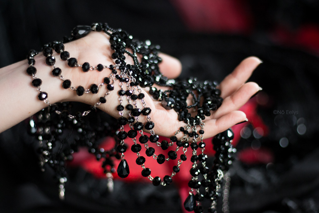 Zoom sur le collier gothique noir en perles by Medeina des Lys/Kristina Pagojute, créatrice (ras-le-cou), bijou fait main