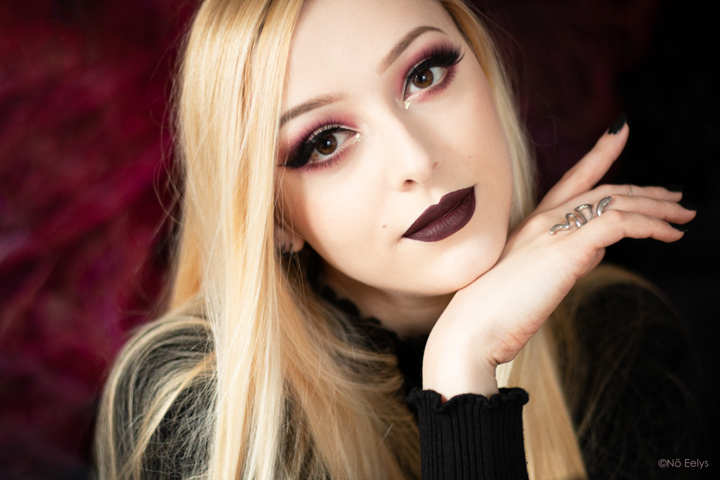 Idée de maquillage gothique romantique avec la palette Blushing Berries Dose of Colors et le rouge à lèvres Oblivion Baby Bat Beauty : sirène sombre