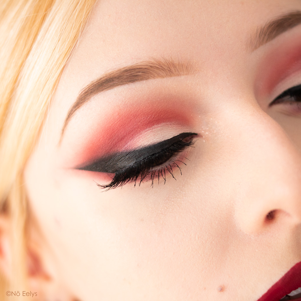 Idée de maquillage gothique romantique avec la palette Blushing Berries Dose of Colors (zoom)