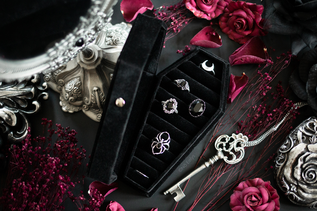 The Black Velvet Coffin Ring Case Regalrose Jewelery box Regal Rose avis boite à bijoux gothique en forme de cercueil noir