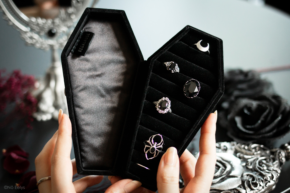 Zoom sur la boite à bijoux gothique Regalrose ouverte, petit cercueil en velours noir (The Black Velvet Coffin Ring Case Regalrose)