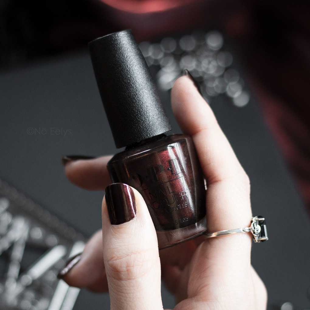 Le vernis OPI Midnight in Moscow, vernis rouge nacré pour Noël et Automne