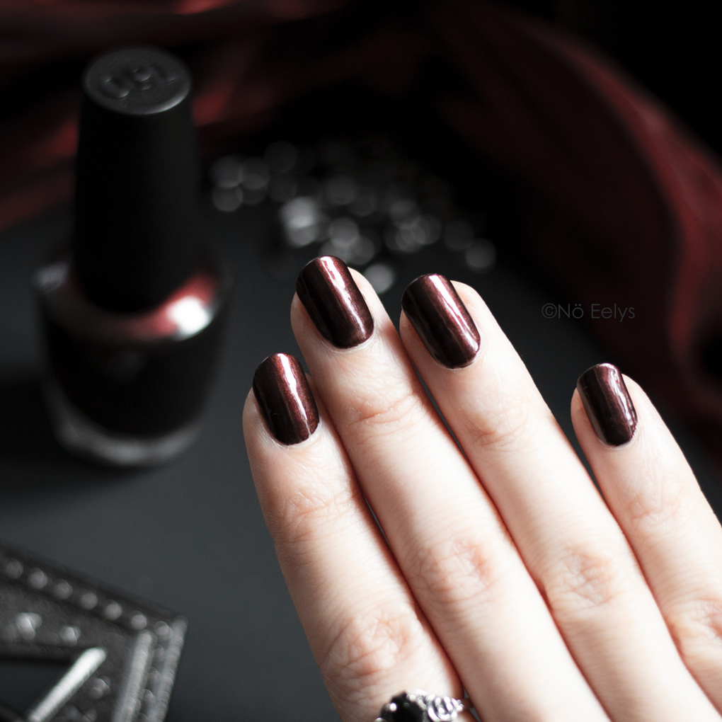 Midnight in Moscow Swatch, un vernis rouge OPI nacré sur base noire pour un style gothique, pour Noël et Automne