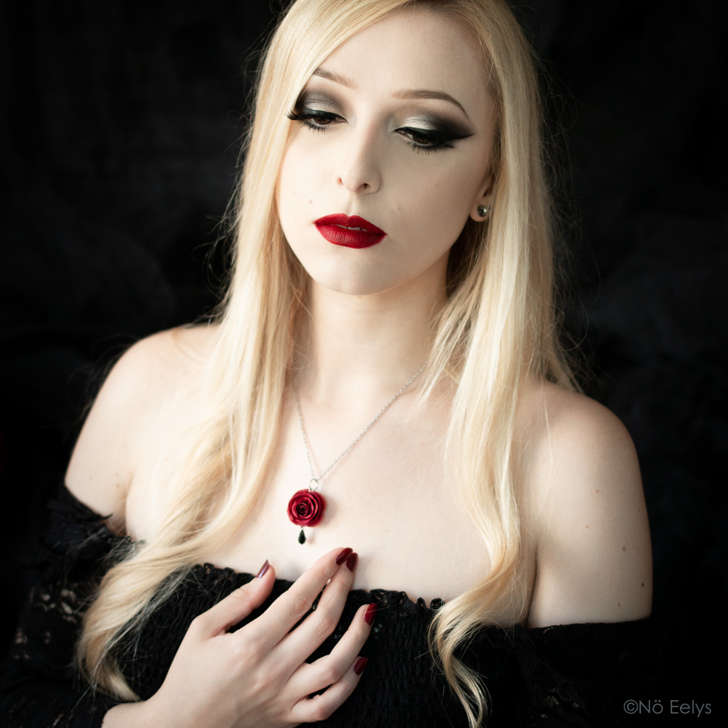 Perle de Crépuscule porté, collier gothique romantique avec rose rouge et cristal Swarovski noir réalisé sur mesure par La Fabrique de Miss Red