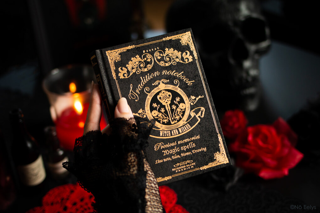 Petit carnet gothique romantique witchy noir et doré, Magic Spells Tradition Notebook Curiositas paris