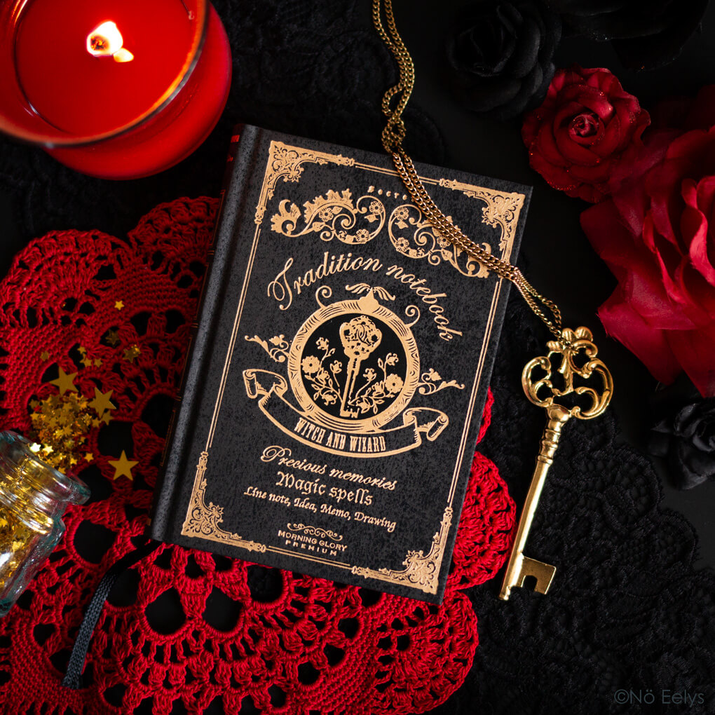 Petit carnet gothique romantique witchy noir et doré, Magic Spells Tradition Notebook Curiositas paris