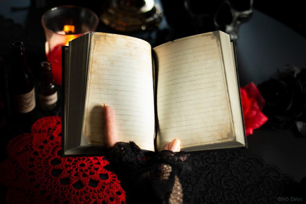 Petit carnet gothique romantique witchy noir et doré avec pages vieillies Magic Spells Tradition Notebook Curiositas paris