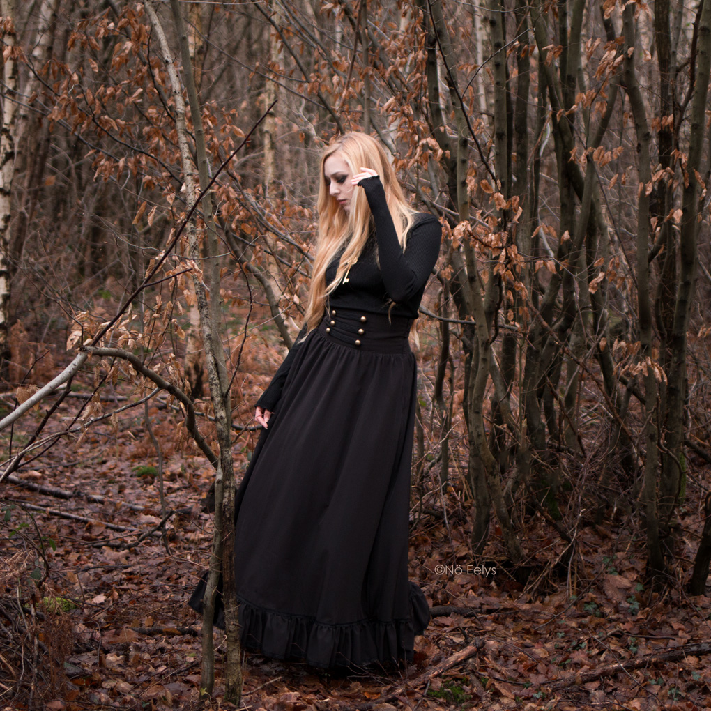 Jupe gothique victorienne dark cottagecore Scarlet Darkness Woman Pioneer Prairie Dress